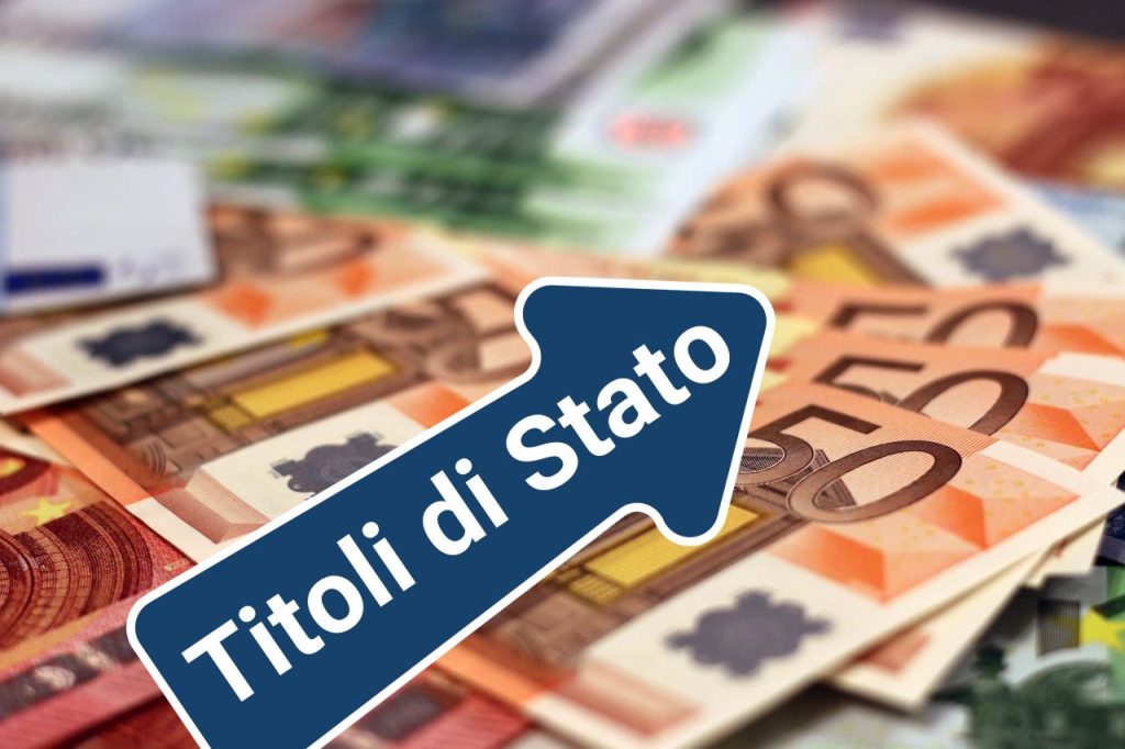 Sopra un insieme di banconote di Euro c'è una freccia verso l'alto blu con sopra la scritta "Titoli di Stato"